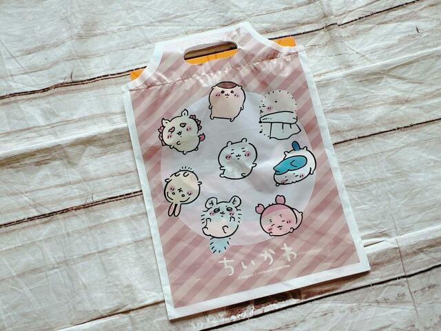 A4サイズのクリアファイルを入れてみたところ、少し飛び出してしまいましたが収納できました!