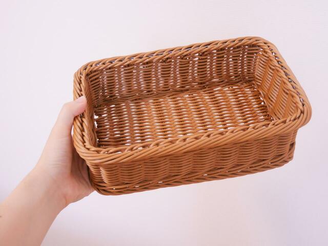 【ベルメゾン　洗えるラタン調収納バスケット  ブラウン ｜￥1,980～4,790 （税込）】手に持った時のサイズ感はこんな感じです