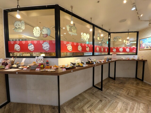 「ちいかわレストラン」の新メニューとグランドメニューがずらりと並ぶ様子