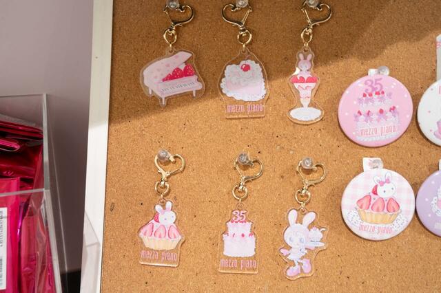 アクリルキーホルダー（ランダム6種） 935円｜mezzo piano 35th Anniversary Cafe