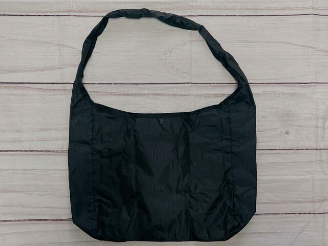 バックは装飾がないシンプルなデザイン