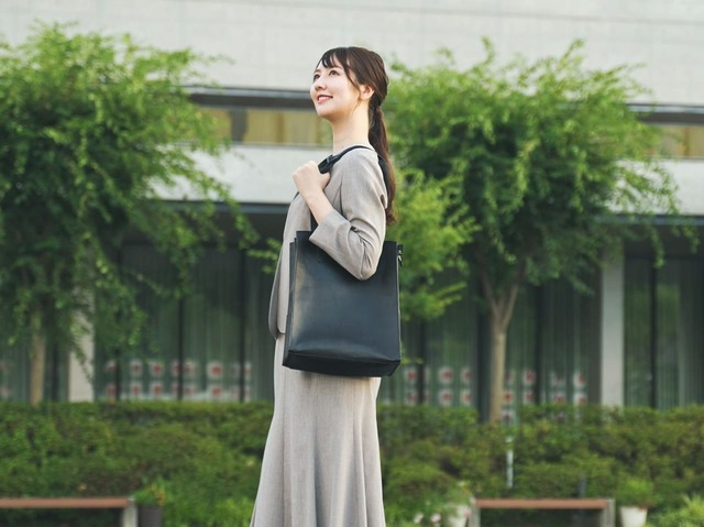 【セオルー busy】軽量で快適：見た目よりも軽量な約740グラム。 