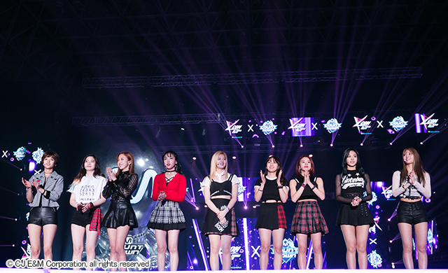 TWICE 『KCON 2016 Japan』4月10日@幕張メッセ国際展示ホール7,8ホール