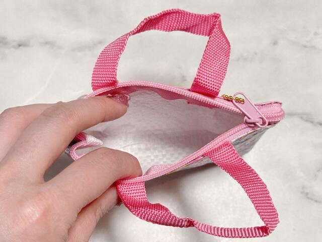 ファスナーで開閉する仕様