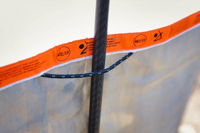 テーブルの足を通して設置できｒ【hinata「アウトドアトラッシュバッグ」】