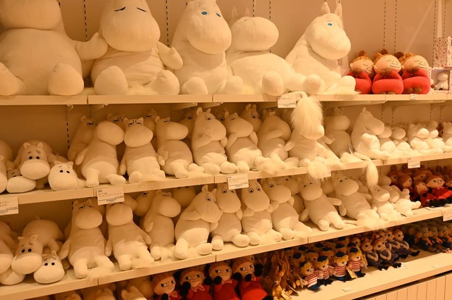 大小さまざまなぬいぐるみたち