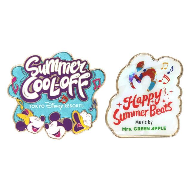 ピンバッジセット 2,000円｜東京ディズニーリゾート スペシャルイベント「サマー・クールオフat Tokyo Disney Resort」Mrs. GREEN APPLEコラボグッズ｜販売店舗：東京ディズニーランド「ディズニー＆カンパニー」、東京ディズニーシー「エンポーリオ」｜発売日：2025年7月24日（木）