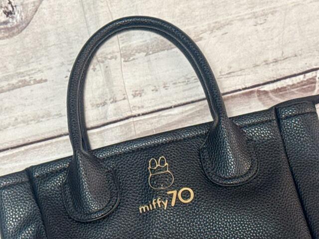 ハンドルは、ハンドバッグとして持てる長さ