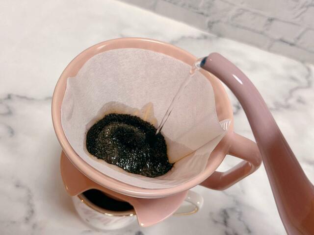 ゆっくりとお湯を注いでいきます。特に意識しなくても自然とゆっくり、少しずつお湯を注げることに感動…！