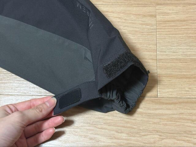 【ワークマン　イナレム(R)ライトウォーム2WAYスタンドカラージャケット】袖はマジックテープで絞れるようになっています