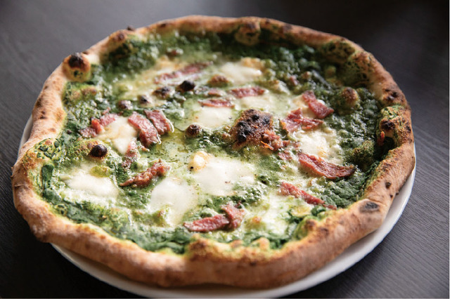 看板メニューのほうれん草のピッツァ「プラッチョ」2145円【兵庫・三宮｜GREEN HOUSE Wald】