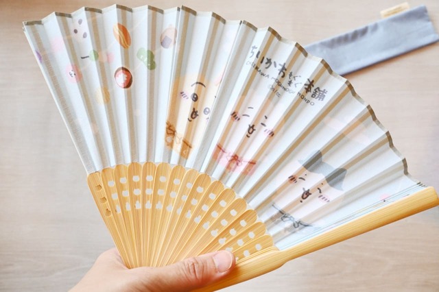 【ちいかわもぐもぐ本舗】「扇子」￥3,850／手になじむデザイン