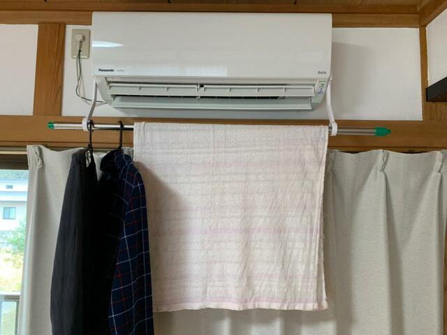 【山崎実業 フィルムフック エアコン 室内物干し ポールホルダー タワー】竿の重さも含めた耐荷重に注意