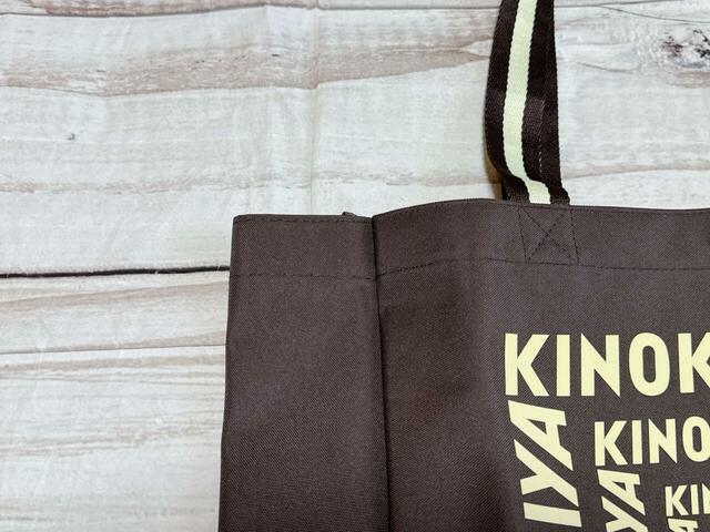 カラーはシャレ感たっぷりなダークブラウン