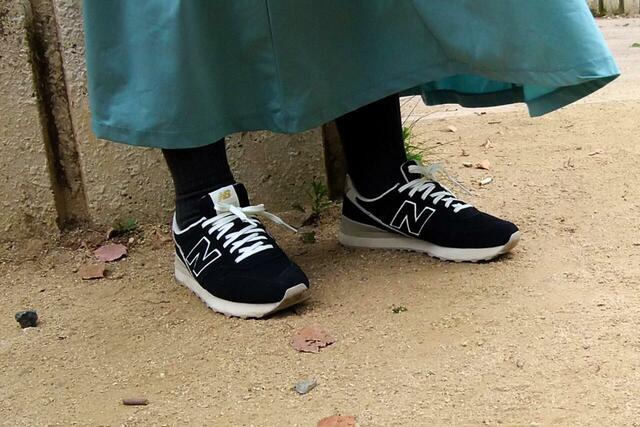 【ニューバランス WL996TV2】きれいめパンツやスカート、ワンピースとも好相性。大人のカジュアルコーデを一段格上げしてくれます!