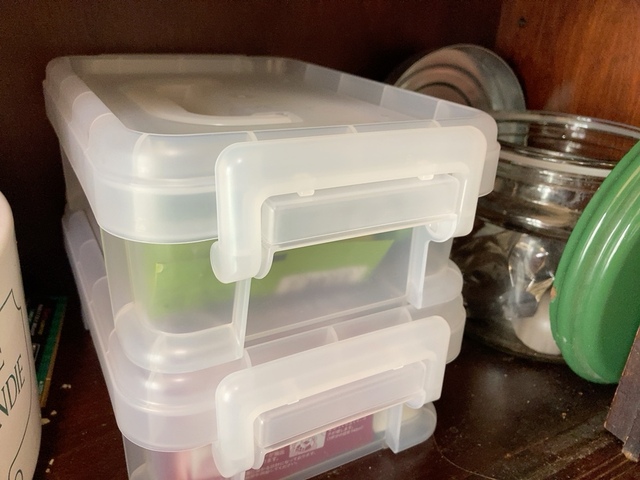 【ニトリ 運べるコンテナボックス】四角いケースなので、お茶パックなども棚の場所を取らずにスッキリ片付きました