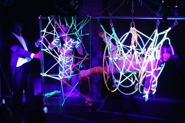 光る縄を使ったサイバーロープショーが大人気の一鬼のこさん