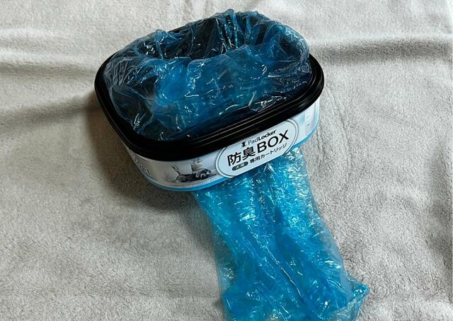 【パッドロッカー】カートリッジの内側に折り込むように袋をセット