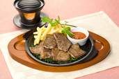 自ら焼き上げたステーキを「熱々の状態」で楽しめます