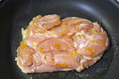 アヲハタ Spoon Free オレンジを使った「かんきつ香る照り焼きチキン」2．フライパンに油をひいて熱し、鶏もも肉を入れて焼いていきます