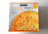 【カークランドシグネチャー　冷凍チーズピザ　1.92kg（481g×4枚）　1538円】4枚入りで約2kgのビッグサイズ。保存場所の確保が必須