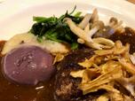 【ガスト　至福のフレンチコース】半熟の赤ワインマリネとマッシュポテト、温野菜がハンバーグとよく合う