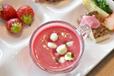 「いちごのガスパチョ」にモッツアレラをトッピング!