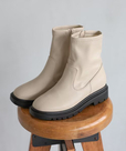 【グローバルワークの冬シューズ販売数ランキング 1位】「エアかる晴雨兼用ブーツ」6,990円（税込）