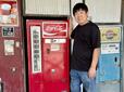 【中古タイヤ市場 相模原店】齋藤さんが最初にゲットした、瓶コーラの自販機。１本100円で販売中