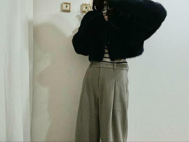 【UNIQLO　ブラッシュドジャージータックワイドパンツ】カーディガンを合わせてスッキリコーディネート