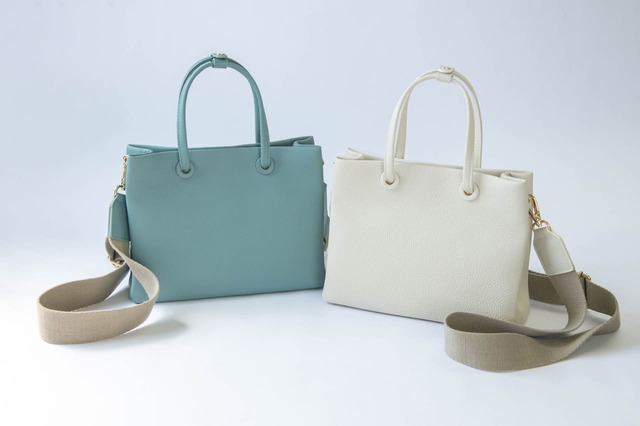 【しまむら「本革仕立ての大人向けレザーバッグ」】サイズはタテ約17.5cm×ヨコ約22.5cm×マチ約7.5cm、重さは約440g（ショルダー込）