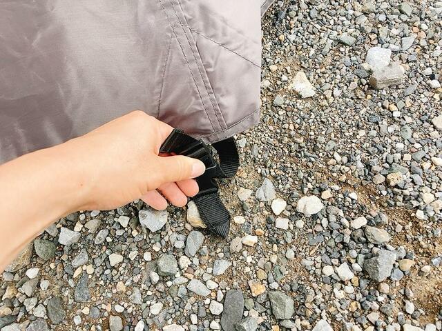 【ワークマン 【WEB限定】BASICドームテント 1人用 （キャノピー110cm）】プラスチックのバックルでインナーテントとフライシートを楽々接続