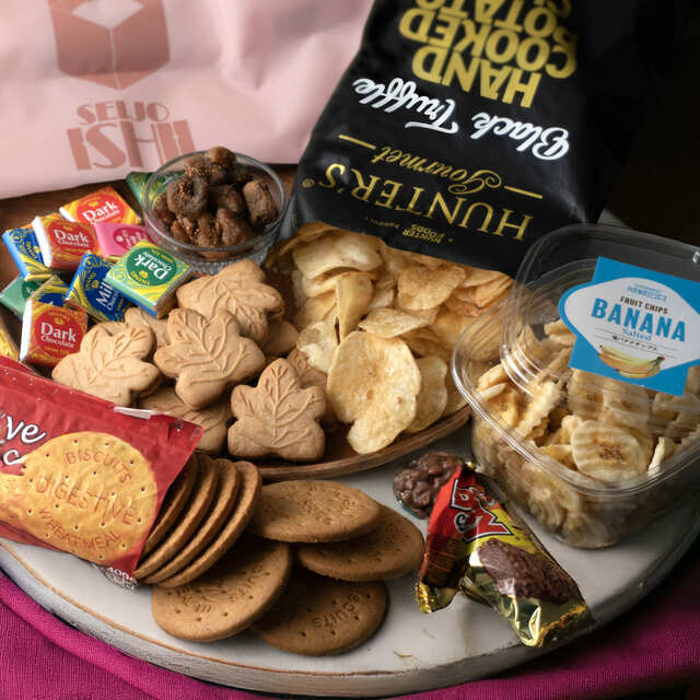 【成城石井 2025年福袋】福袋の中身は「ハンターズ 黒トリュフフレーバーポテトチップス」「成城石井 ナポリタンスタンドパック」「グリョン ダイジェスティブ ビスケット」「成城石井 塩バナナチップス」「レクラーク トラディショナルメープルクッキー」「マルレ ドライイチジク カット」