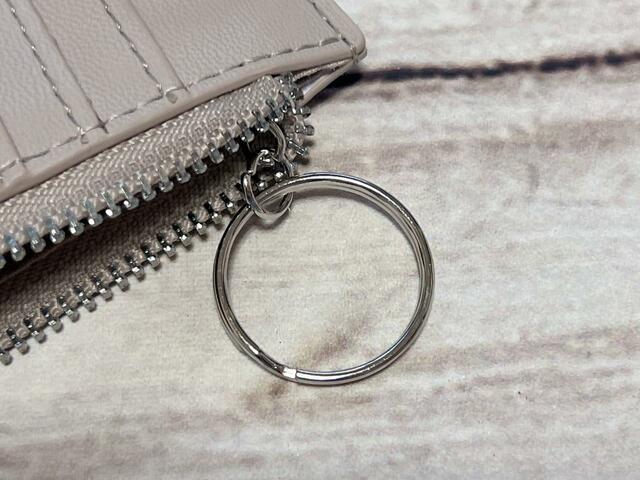 ファスナーポケットの内側にキーリングがついています