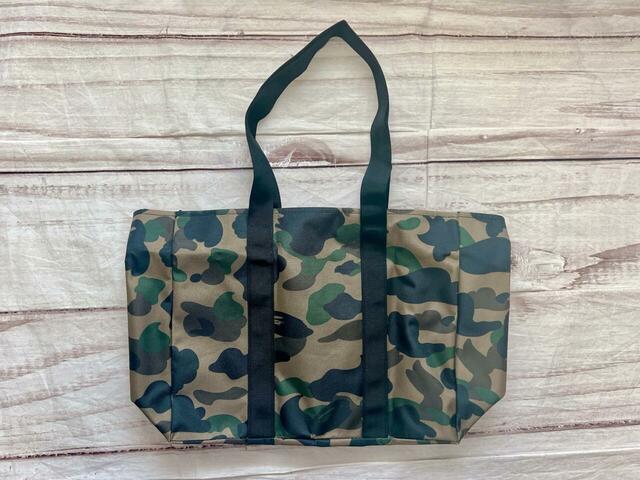 バックは装飾がないシンプルなデザイン