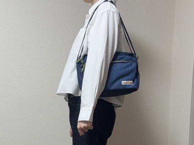 【mont-bell　50th ショルダーバッグ】ショルダーベルトを最短にすると、肩掛けにちょうど良い長さになります♪