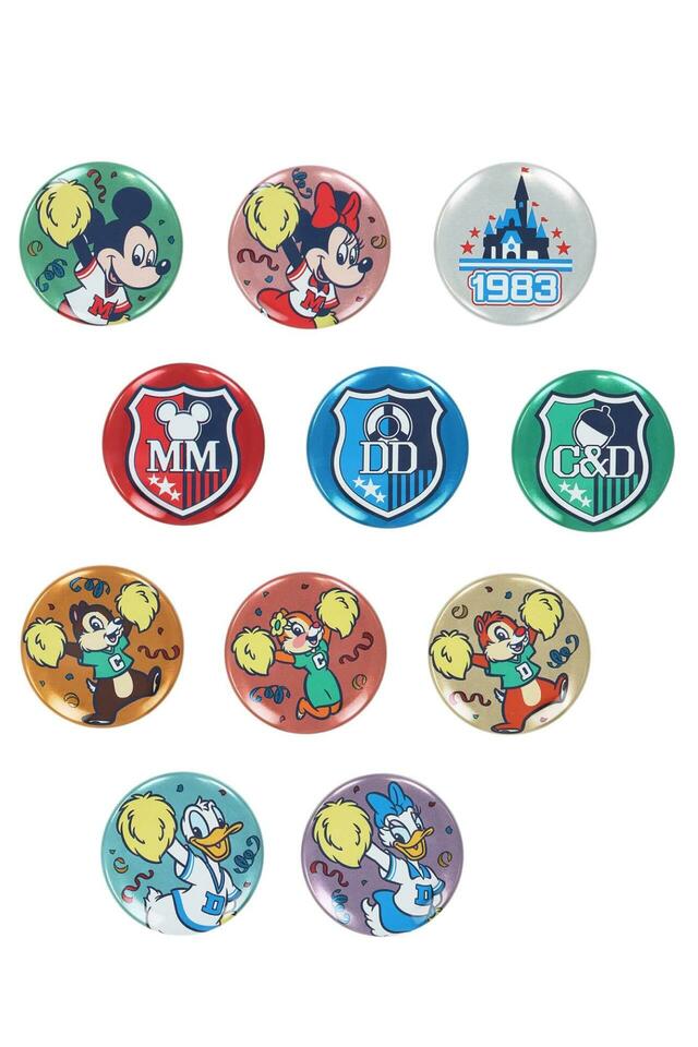 カンバッジセット 600円｜東京ディズニーリゾート「ポンポンを持ったミッキーたちが元気に盛り上げてくれるグッズ」｜販売店舗：東京ディズニーランド「グランドエンポーリアム」、東京ディズニーシー「エンポーリオ」｜発売日：2025年4月24日（木）