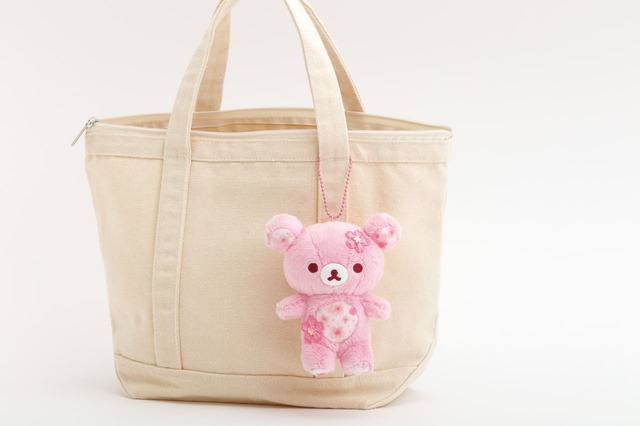 【リラックマ】「ぶらさげぬいぐるみ」全2色(リラックマ/コリラックマ)各2,420円/大人気の桜リラックマが新しくなって登場!