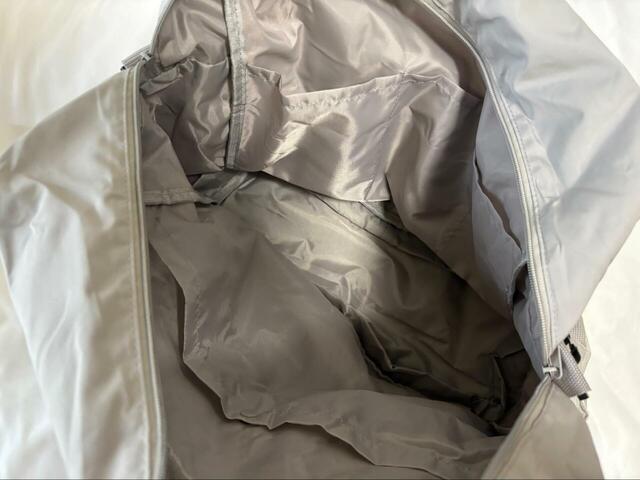 【3COINS 《3WAY》キャリーオン折りたたみバッグ】バッグの中にはボタン付きの大きめポケット1つと縦長ポケットが3つ。抜群の収納力です！