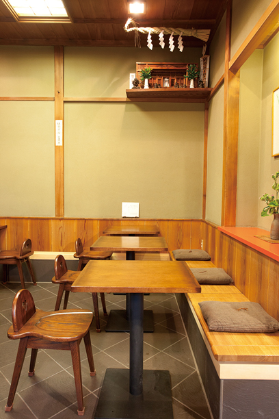 段葛 こ寿々／昭和初期の古民家を改装した趣きのある店構え。アジサイや紅葉シーズンなどは、16時頃まで混み合うことも。