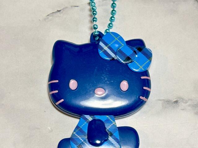 シックなネイビーボディとブルーチェックの組み合わせがおしゃれで、秋らしい雰囲気♪