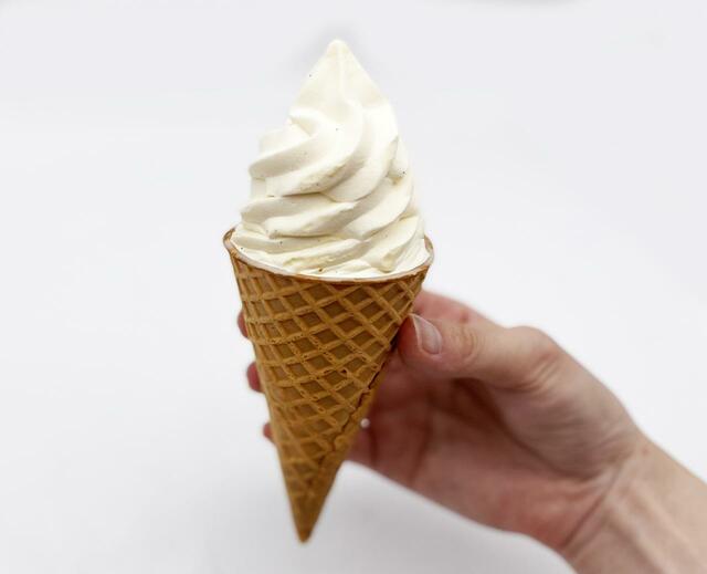 【ワッフルコーン濃旨ミルクバニラ】セブンよりもコク深く、バニラ感も強め