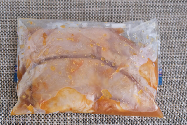 アヲハタ Spoon Free オレンジを使った「かんきつ香る照り焼きチキン」1．ジッパーつきの食品用保存袋に鶏もも肉と調味料を入れて揉み込み、冷蔵庫で30分置いておきました！