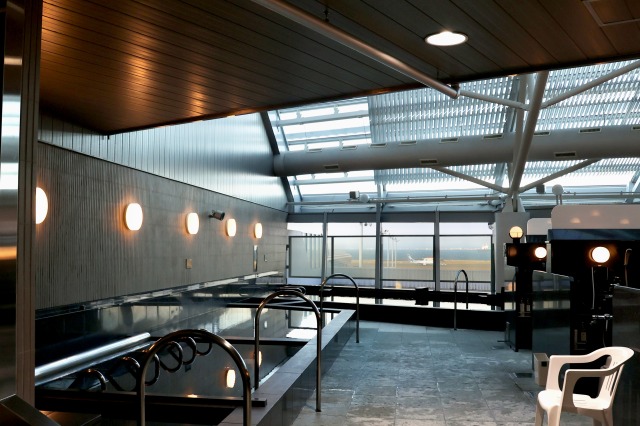 大入浴場でゆったり足を伸ばして浸かれる