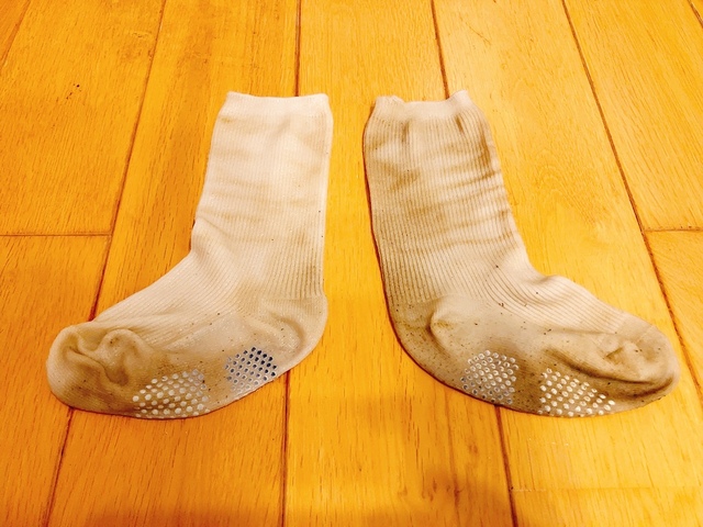 【3COINS　折りたたみミニ洗濯機】10分洗濯した後（写真左）。足裏以外は白さを取り戻しつつあります！