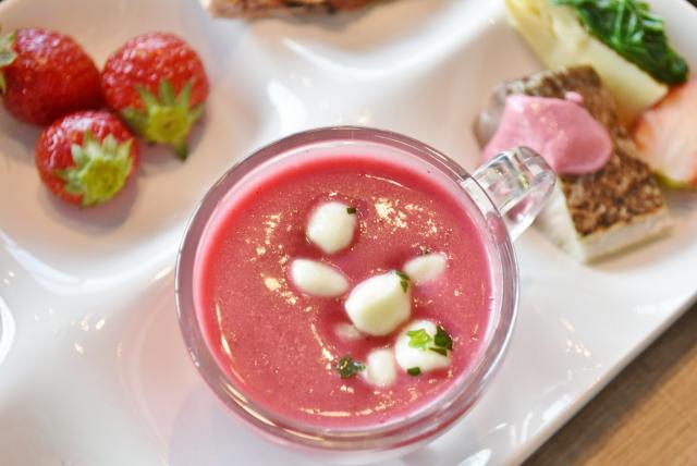 「いちごのガスパチョ」にモッツアレラをトッピング!