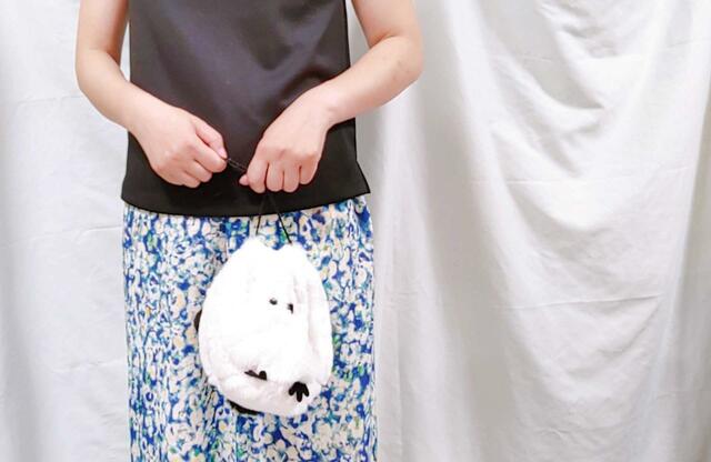 黒トップス×白い巾着ポーチで大人っぽく【ニトリ デコホーム】シマエナガ（巾着ポーチ）