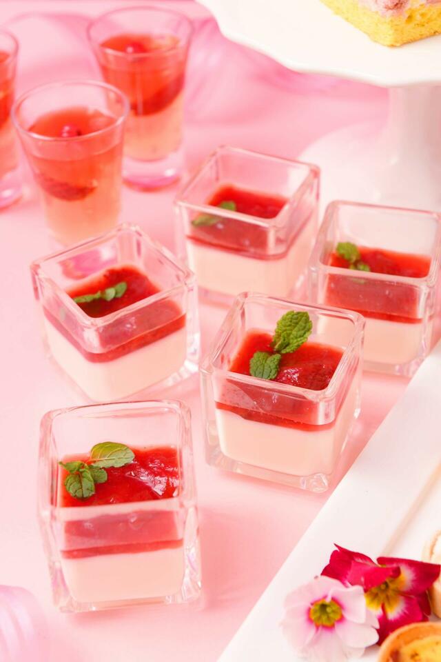 「Very Berry Strawberry」＜期間：2026年1月7日～3月1日＞【【神戸】イチゴカラーで来店すると特典が付く♪着て、選んで、イチゴづくしのご褒美フレンチを楽しむ「Very Berry Strawberry」開催！】