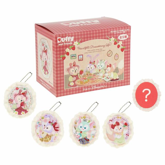 ブローチセット 6,000円|東京ディズニーリゾート「ダッフィー&フレンズのハートフェルト・ストロベリーギフト」スペシャルグッズ|販売店舗:東京ディズニーシー「マクダックス・デパートメントストア」|発売日:2024年1月15日(月)