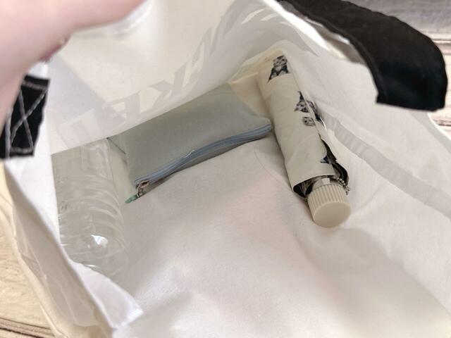 フロント側には折り畳み傘、ポーチ、550mlのペットボトルを収納